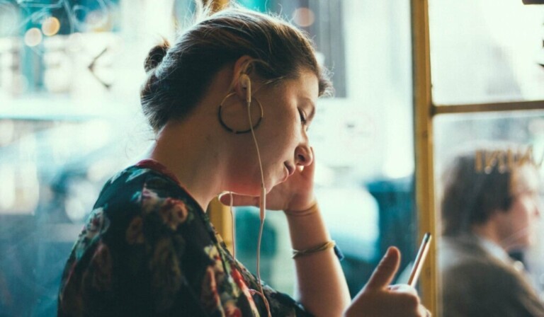 Dream headphones or earbuds - dream meaning headphones or earbuds