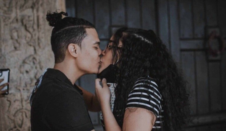 Dream kissing - dream meaning kissing