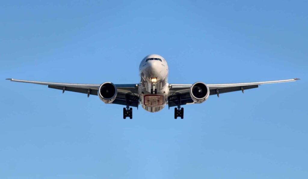 airplane in midair at daytime
