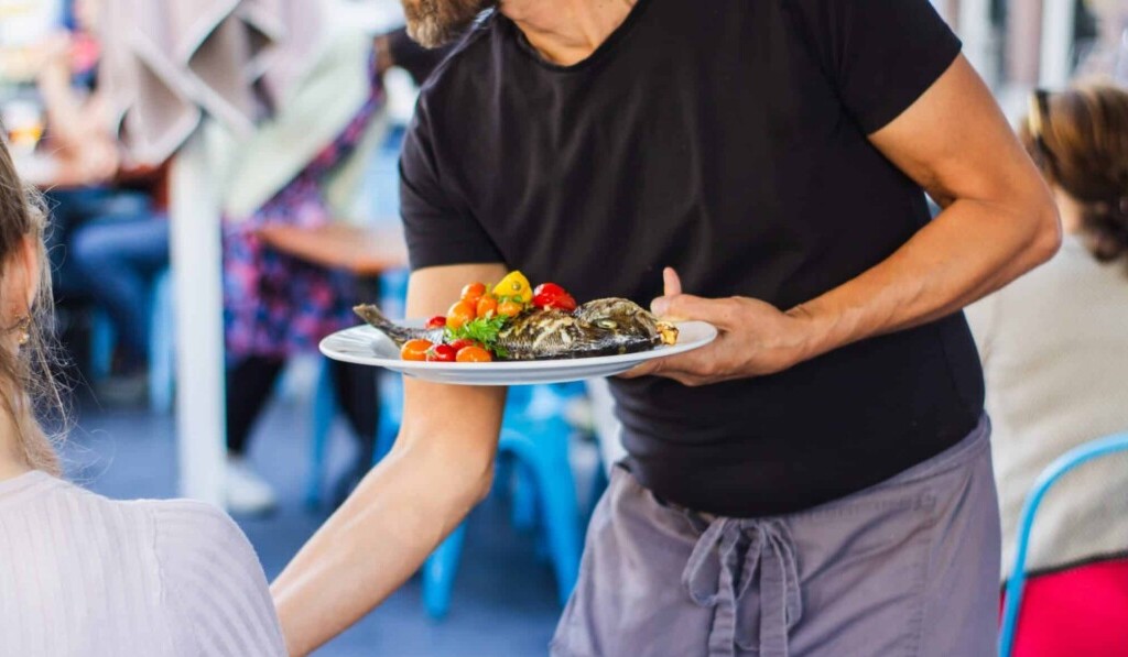 Dream waiter or waitress - dream meaning waiter or waitress