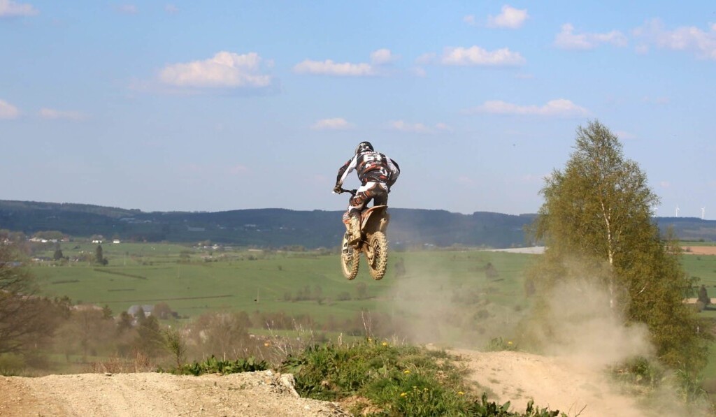 Droom crossbaan • droom betekenis crossbaan • droom uitleg op dromen.site