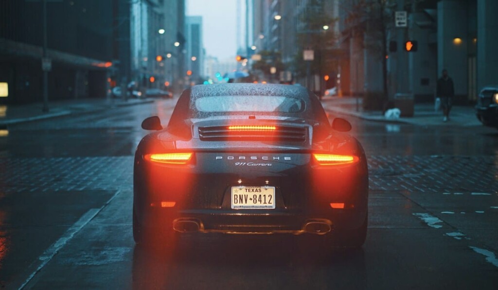masina Porsche gri pe drum