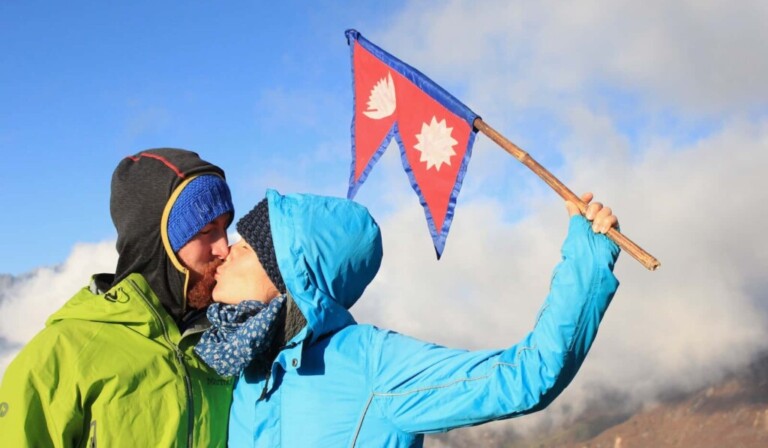 un homme et une femme tenant un drapeau canadien et canadien