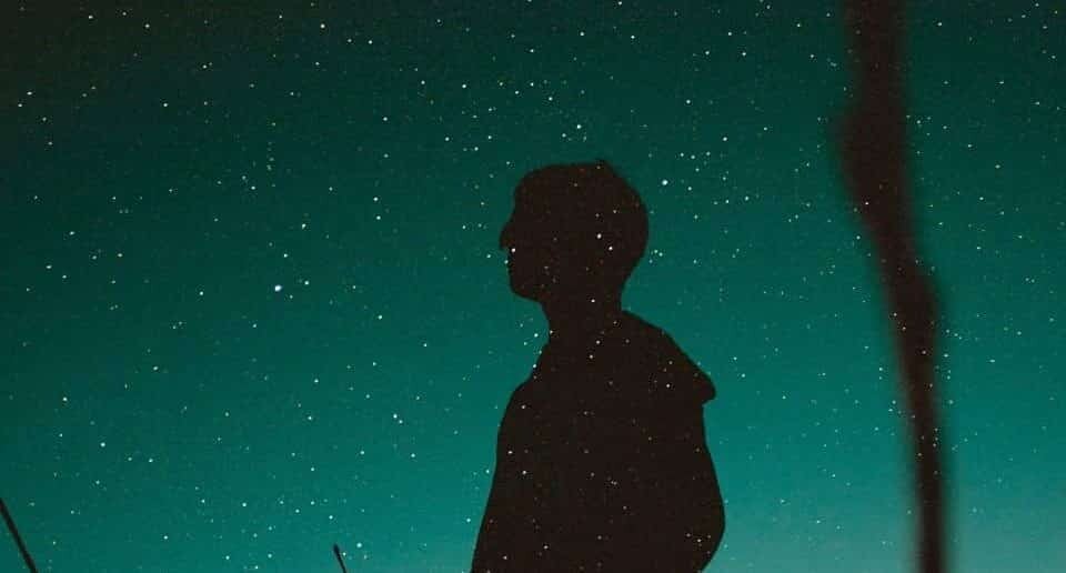 Sen o projekcji astralnej lub poza ciałem - znaczenie snu projekcja astralna lub poza ciałem