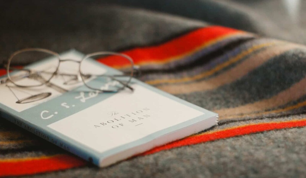 gafas con montura gris en libro