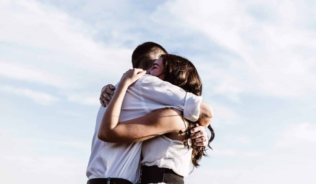 abbracciare o coccolare