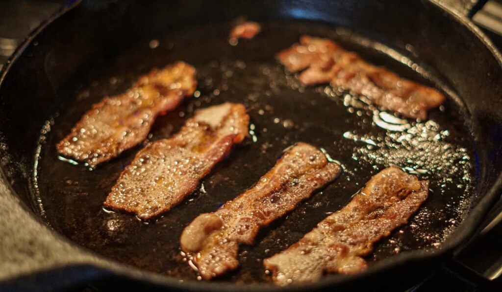 stekt kött på svart panna