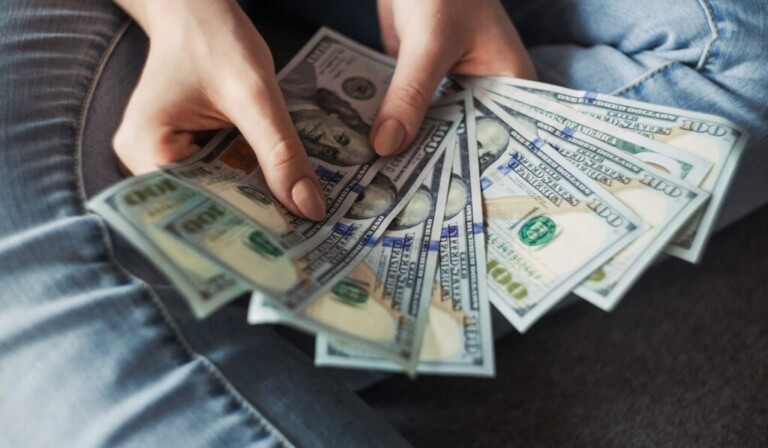 penggemar uang kertas 100 dolar AS