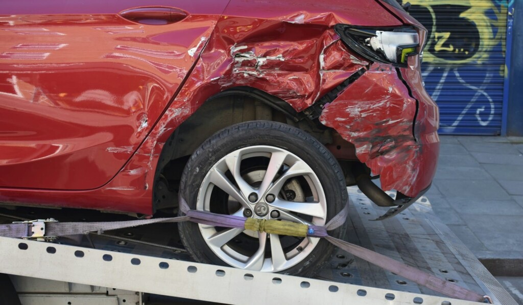 un'auto rossa è su un carro attrezzi a pianale