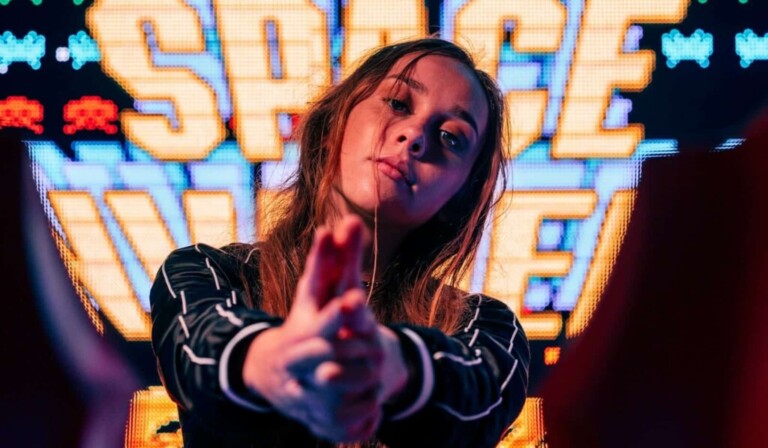 la donna formava le mani in una pistola