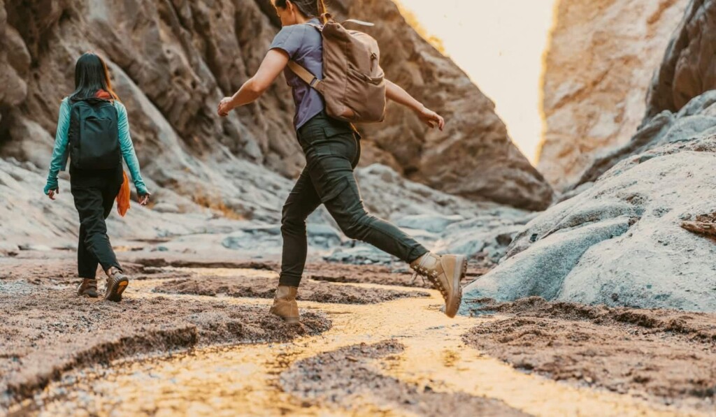 un paio di persone che camminano nella sporcizia
