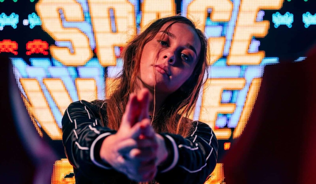 femeia și-a format mâinile în formă de pistol