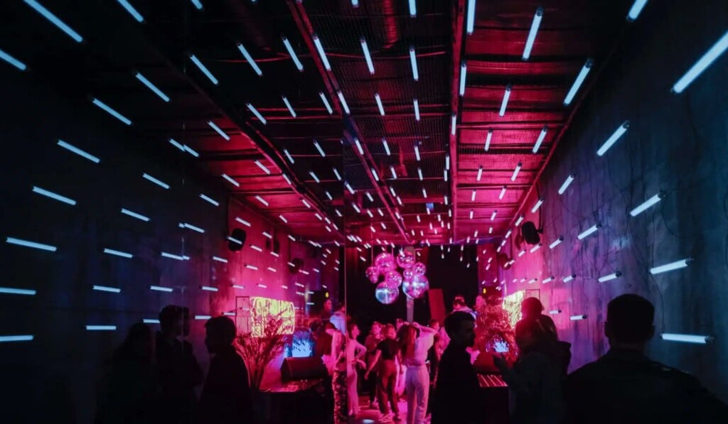 Sanje klub ali diskoteka - pomen sanj klub ali diskoteka
