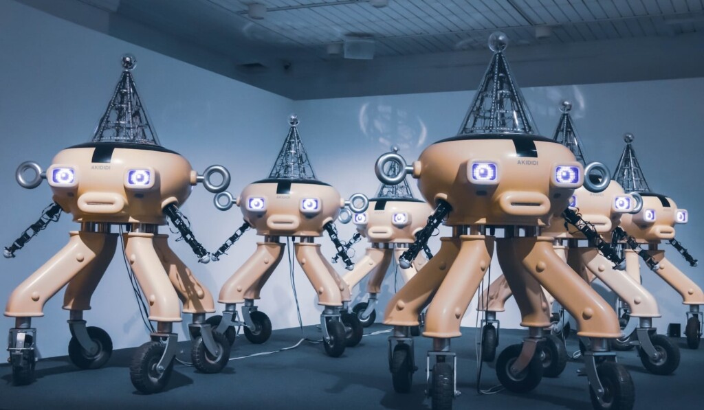 rumena robotska igrača na črni mizi