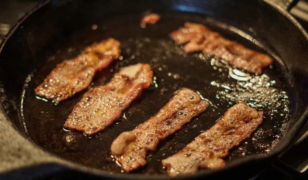 carne prăjită pe tigaie neagră