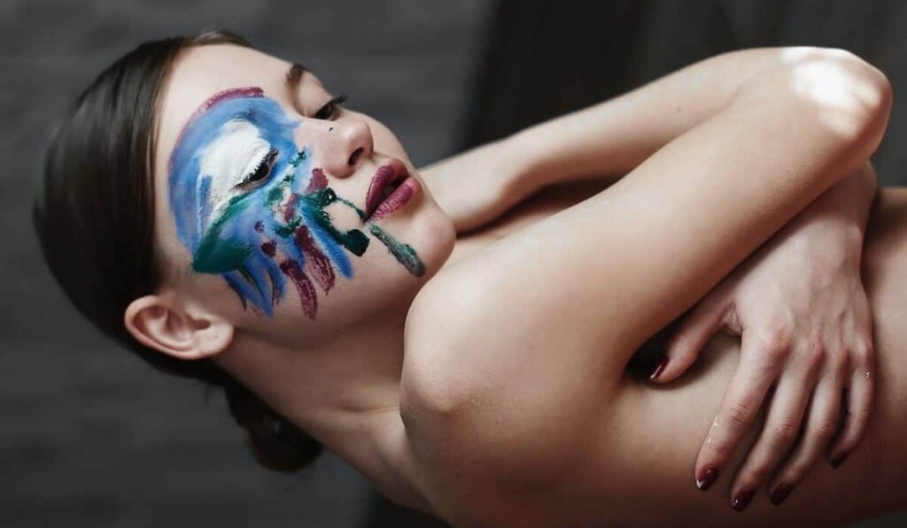 femme couvrant son corps