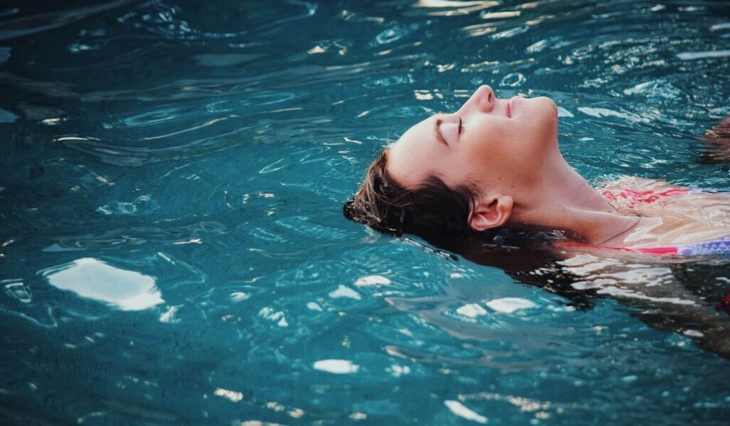 Rêve flottant sur un liquide - signification du rêve flottant sur un liquide