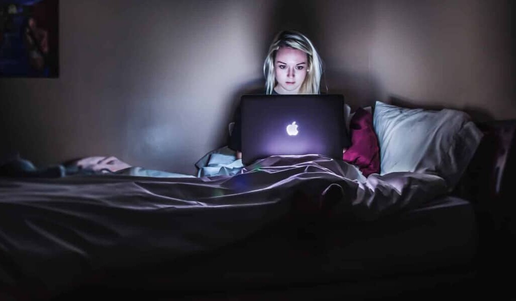 Sennik randki online - znaczenie snu randki online