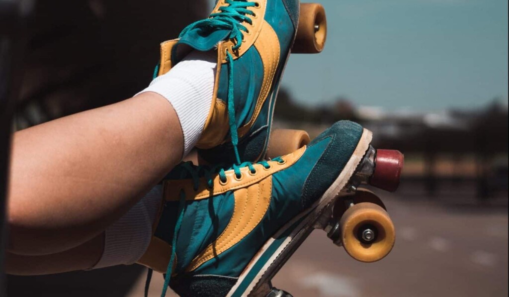 le patinage à roulettes ou le patinage