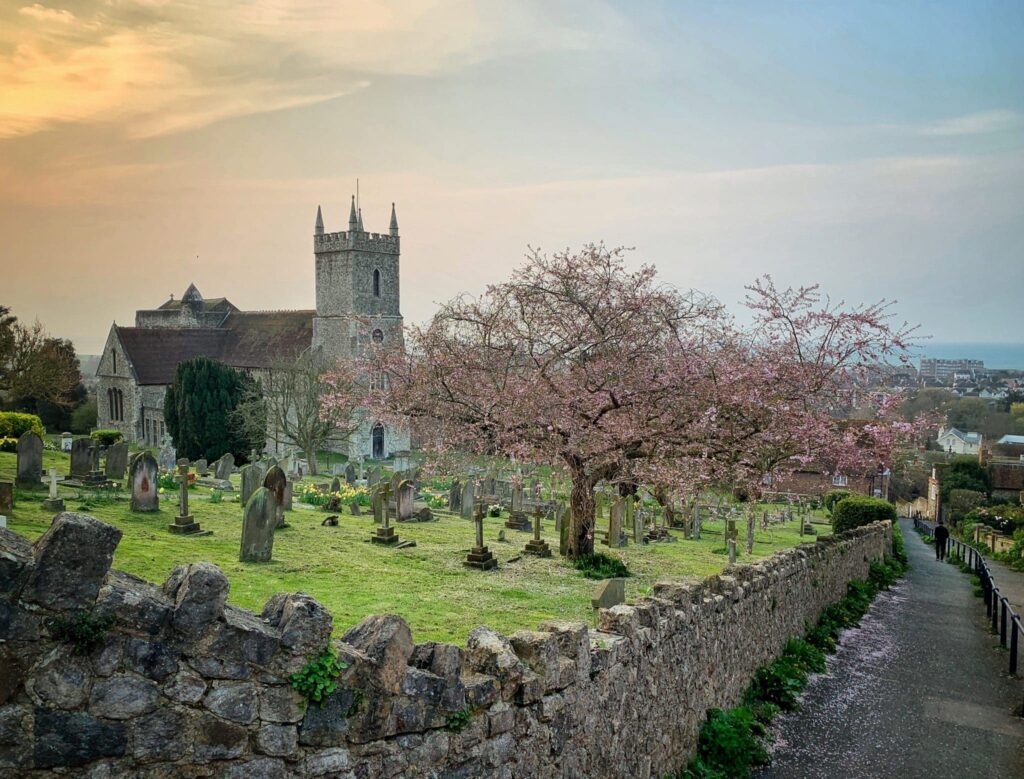 Soñar con patio de la iglesia cementerio | Significado de los sueños