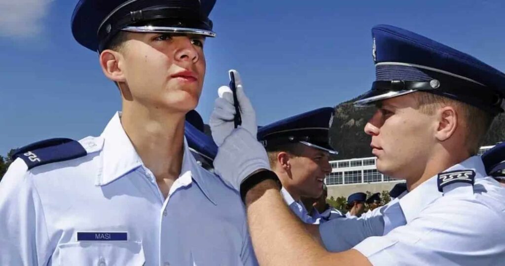 Vis despre epoleti | Semnificație și interpretare