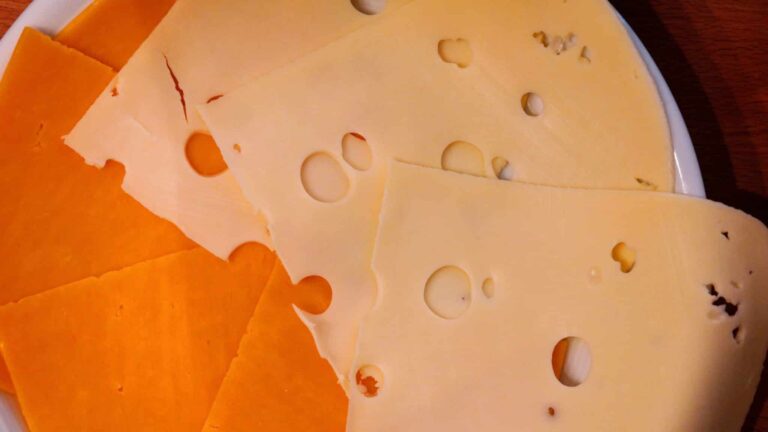 Όνειρο για ελβετικό τυρί με τρύπα στο τυρί | Ερμηνεία και σημασία ονείρου